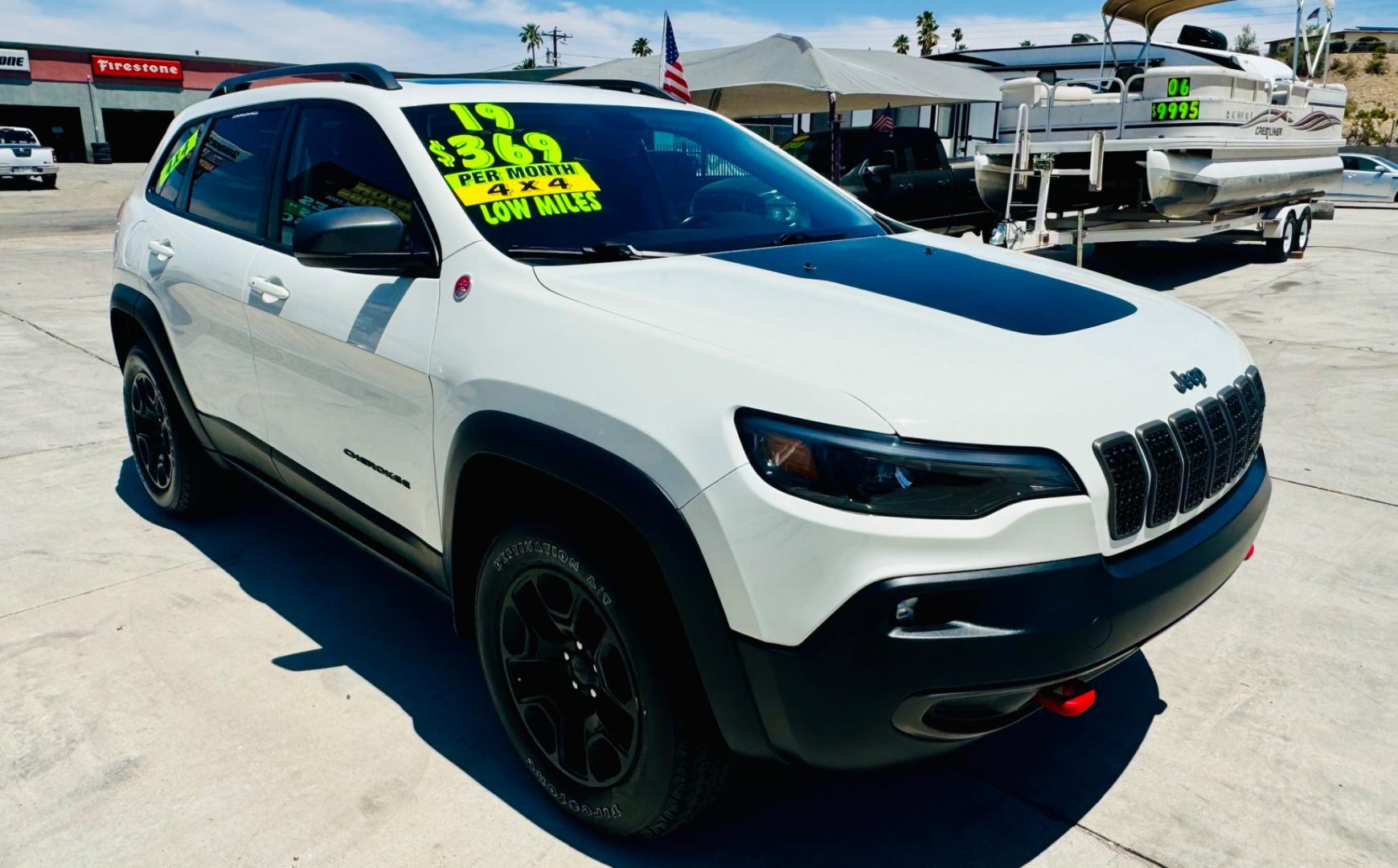 2019 White Jeep Cherokee Trailhawk 4WD (1C4PJMBX1KD) with an 3.2L V6 DOHC 24V engine, 9A transmission, located at 2190 Hwy 95, Bullhead City, AZ, 86442, (928) 704-0060, 0.000000, 0.000000 - On consignment. Super clean 2019 Jeep Cherokee Trailhawk. 4x4. Leather loaded. 56k miles. - Photo#0